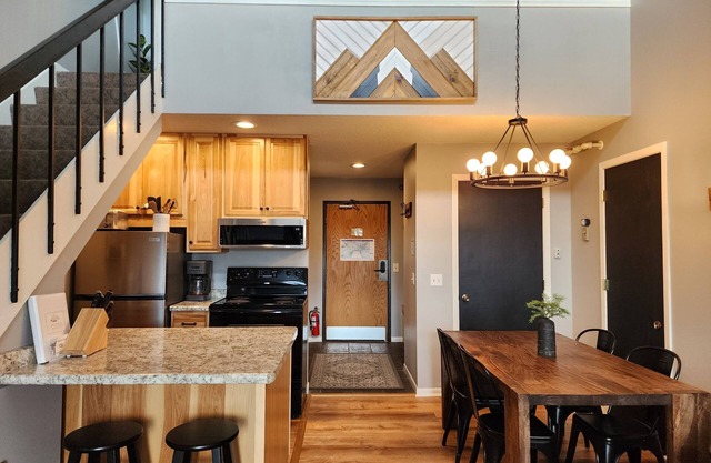 Ski-In/Ski-Out 6-Person Condo in Lutsen Mountains- Pool & Hot Tub