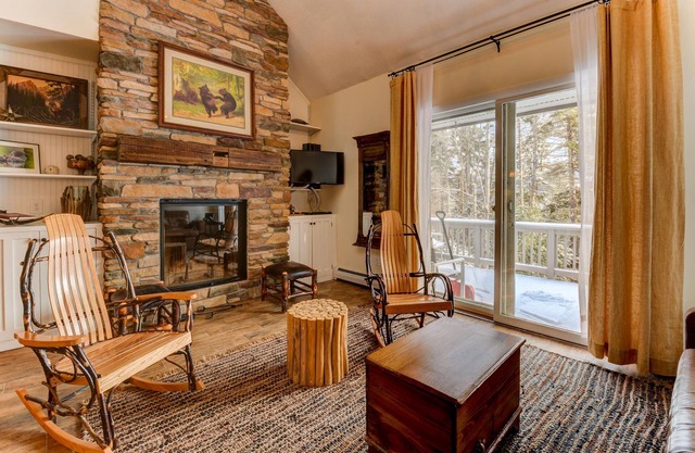SKI IN/SKI OUT, BRETTON WOODS TOWNHOUSE, MOUNTAIN VIEWS!