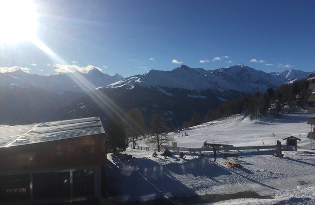 Ski in, ski out, from the bed onto the board. Living right in the ski area at 2000m