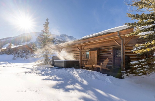 Ski-in/Ski-out from the Door! Beautiful Cowboy Heaven Cabin w/Hot Tub & Views