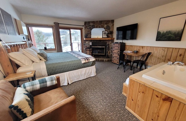 Ski-In/Ski-Out Lutsen Mnt Condo w/Whirlpool, Fireplace, Resort Pool, & Hot Tub