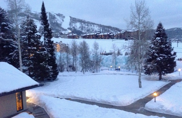 SKi/walk to slopes/VillagenGreat lofted unit close to slopes