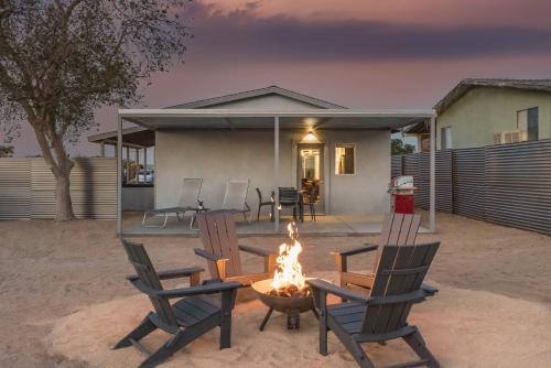 Skull Rock Cottage - Walk to Town & Hot Tub, Star Gazing home