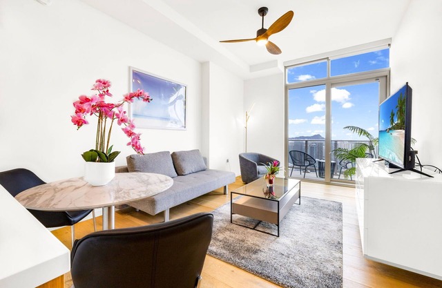 Sky Ala Moana 43rd fl PENTHOUSE Ocean & Diamond head view 1 Parking