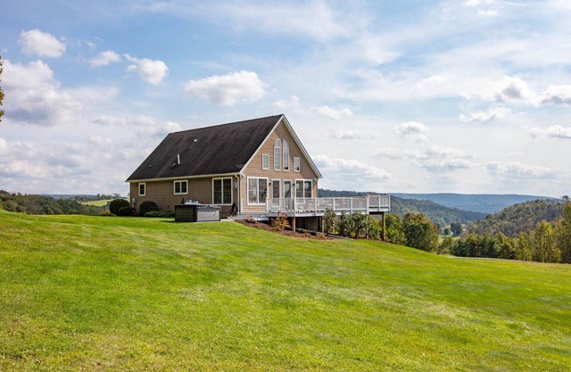 Sky High Chalet! Gorgeous home on 10+ acres with hot tub, 2 minutes to Wellsboro