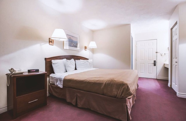 Sky-Palace Inn McCook - 1 Queen Bed NS
