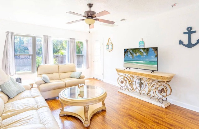 Sky Spacious Bungalow walking distance from beach!Name Sky Side A