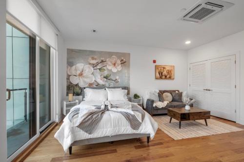 Skyline Studio Modern Comfort Pool Access