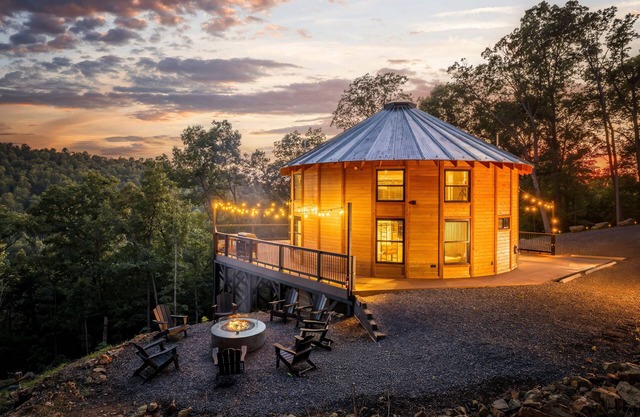 Skyline Yurt: Hot Tub~Wood Stove~WiFi~EVcharger