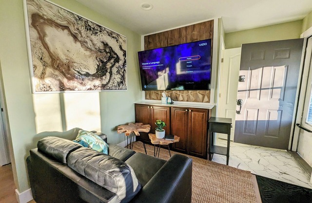 Sleek and Central Small Home ~ Close to everything