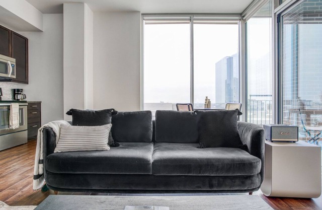 Sleek Downtown 1BR w/Gym, Deck & W/D, walk to 6th St bars, by Blueground