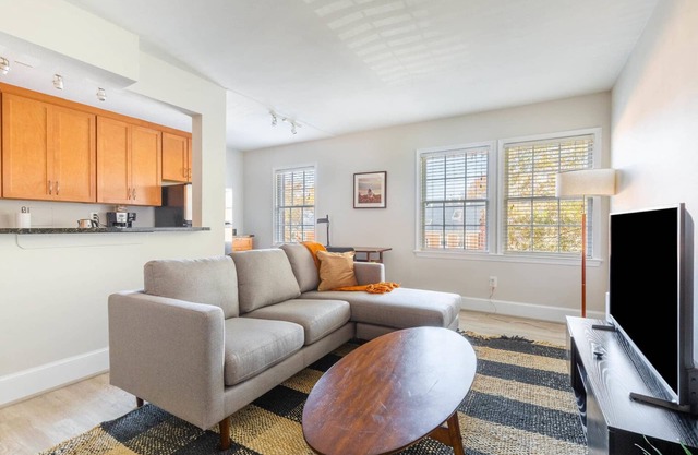 Sleek Old Town North 1BR w/Gym & Rooftop Pool, nr Museums, by Blueground