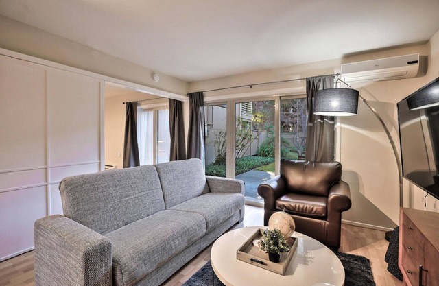 Sleek Palo Alto 1BR w/A/C & W/D, nr Restaurants, by Blueground