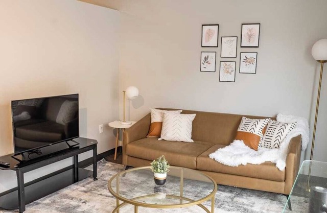 Sleepover: Airy 1BD/1BA - Downtown Des Moines