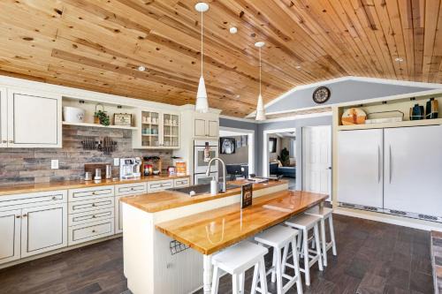 Sleeps 10, Indoor and Outdoor Theaters, Batting Cage, & Games!