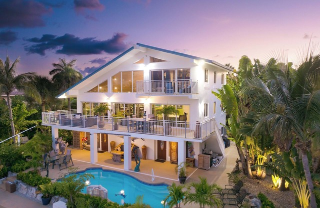 Sleeps 10 - Private house with 110’ of Deep Water Dockage, Pool, Hot Tub & more!