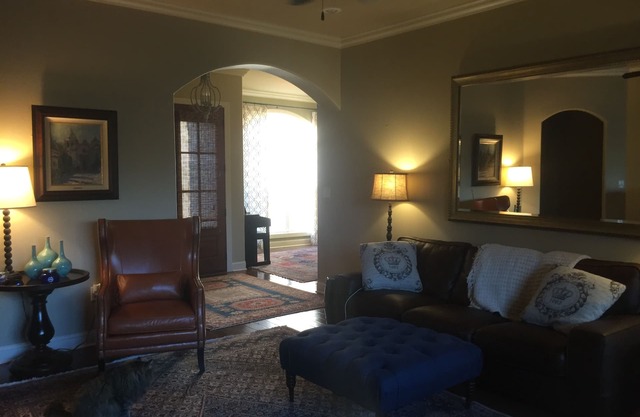 Sleeps 10, professionally decorated, 5 minutes from The Grove!