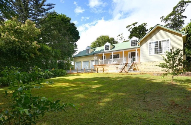 Sleeps 14 & has 4 bathrooms, pool table, pizza oven, spa pool, wood heater