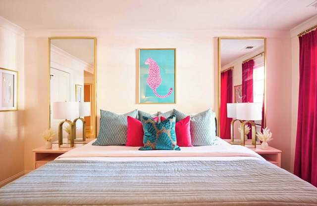 Sleeps 16! Walk to Broughton and River Street!