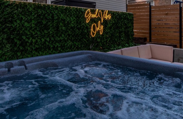 Sleeps 17;2 mins from HPU; Hot Tub; Great for FurnitureMarket