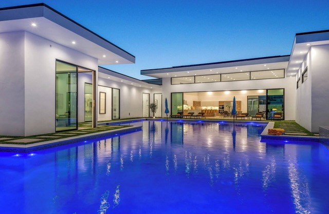 Sleeps 17 | Pool, Hot Tub & Pickleball Court | Bravo Villa #8