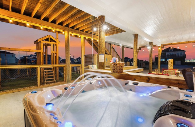 Sleeps 20, 4 King BR, Beach Access, Luxury Spa, Decks, Pets, Games Galore