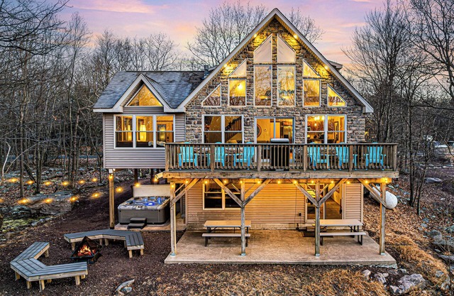 Sleeps 20, Poconos Home - Hot Tub, Fire Pit, Games - Views -Super Spacious