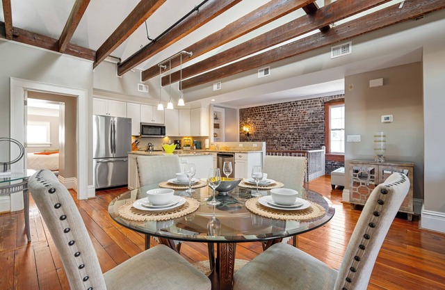 Sleeps 26! Walk to River Street, Bars, and Shopping!