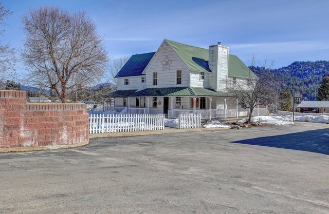 Sleeps 29! 9-bedroom 8-Bath 3-Kitchen, Historic McBride Farm in Garden Valley