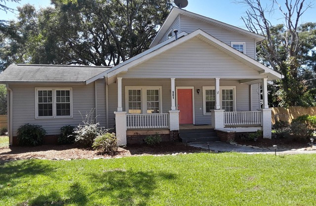 Sleeps 8, minutes to downtown Greenville