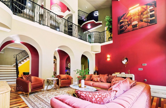 Sleeps18~7500SqFt~Bourbon Trial~Creek~Sauna~Hot Tub~Themed Spaces~Luxe Amenities