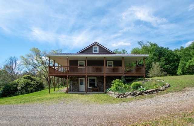 Sleepy Bear Lodge: Private Pond, Peaceful Setting and Great Location!