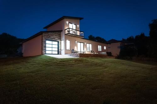 Slickrock Chalet Contemporary Pet friendly Hot tub