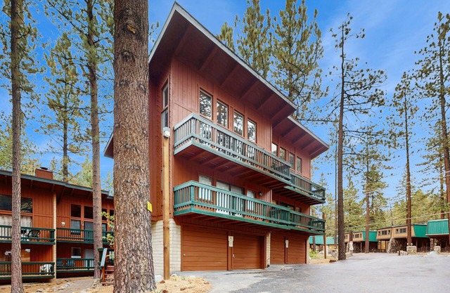 Slopeside alpine condo with shared hot tub , at the base of Heavenly lodge