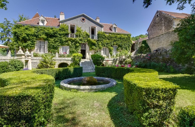 Small castle in the heart of Burgundy, swimming pool, panoramic view