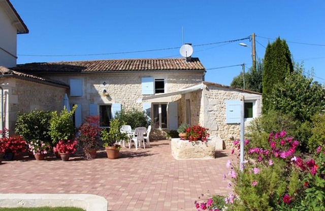 Small Charentaise house with garden. Calm and relaxation guaranteed