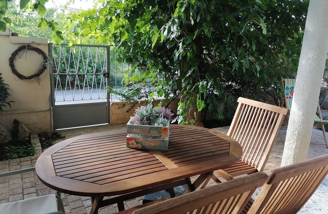 Small house with garden in Nea Artaki