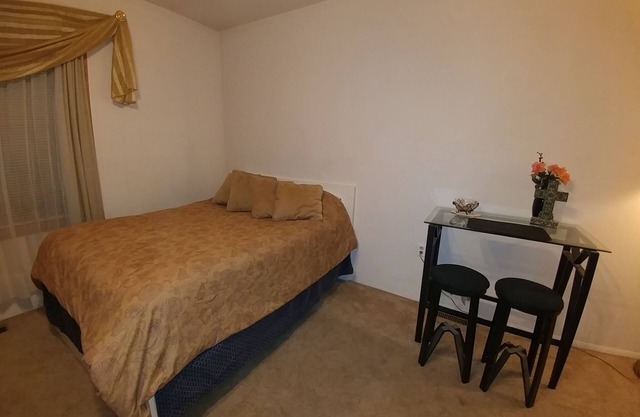 Small studio apt close to St Clair& Clinton River & downtown. Private entrance