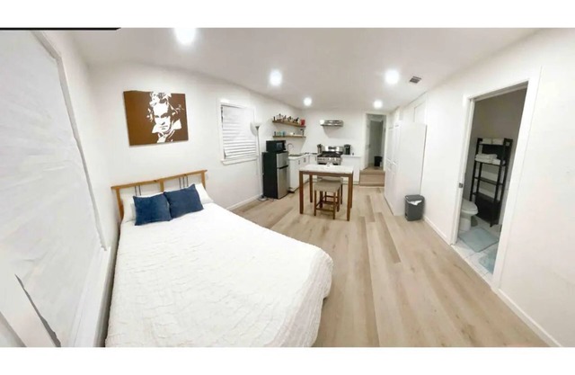 Small Studio - Trinity Groves - 5 Min Downtown