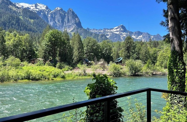 Small Timbers-riverfront log home, stunning view