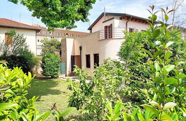 Small villa with garden in strategic location