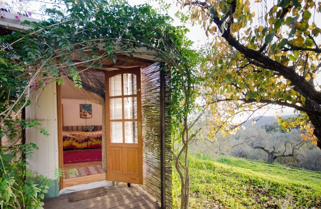 Small Yurt, with mountain view, iIdeal for couple