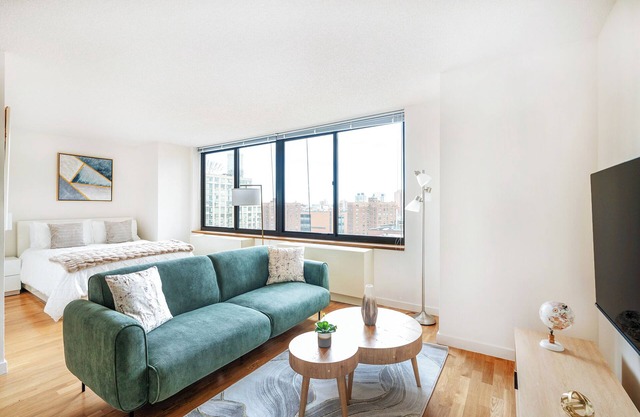 Smart UES Studio w/Doorman, Gym and Pool #6180