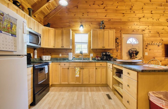 Smoky Mountain Cabin w/Hot Tub and Fire pit