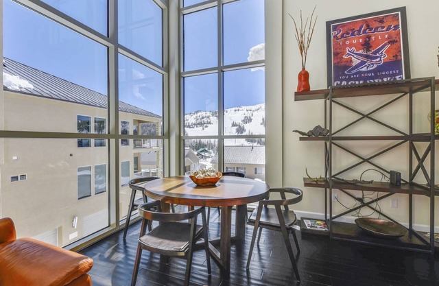 Snow Plow - 2 bdrm 2 bth plus game loft walking distance to Giant Steps Lifts