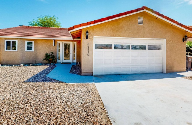 Snowbird-friendly home near downtown Palm Springs with grill, patio, mtn views