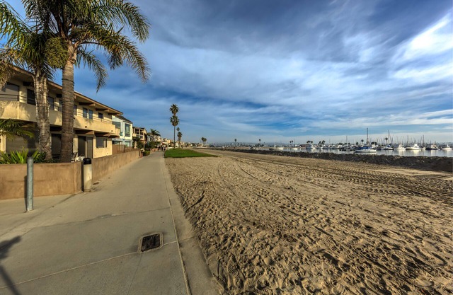 Snowbirds Welcome Beautiful Condo garage & patio close to beach & bay SUPER HOST