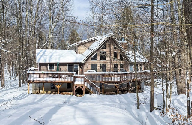Snowy Cozy Retreat with Hot Tub, Fireplaces & Private Sauna near Ski Resorts!