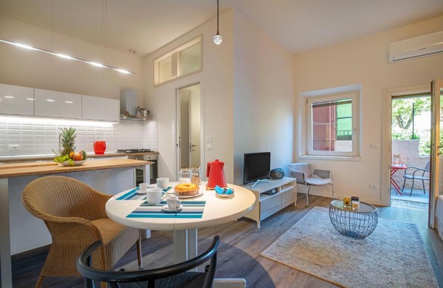 SNUG APARTMENT WITH PRIVATE COURTYARD M0270422677