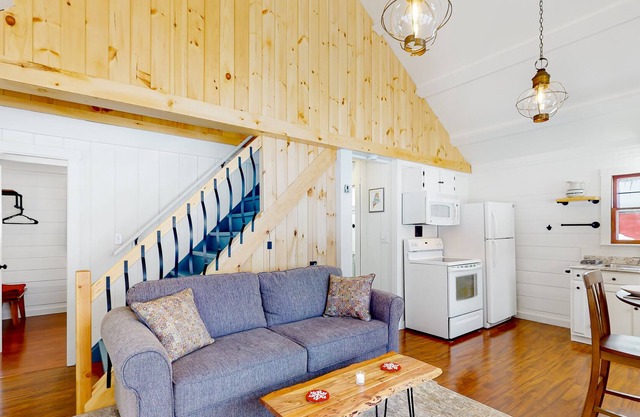 Snug cabin in trees with fireplace & W/D near skiing, hiking, & lake - dogs OK